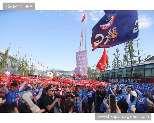 焦点战逆转取胜豪门重返榜首引爆联赛争冠悬念再掀球迷热潮全城沸腾