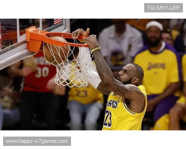 詹姆斯领衔湖人强势反弹西部格局再生变数引爆季后赛悬念升温态势