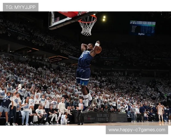 NBA狼队比分持续走高球迷热议全场精彩对决瞬间